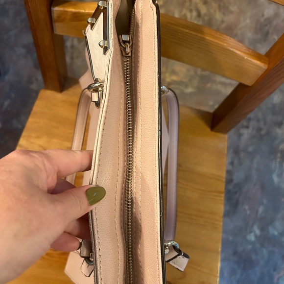 Like new Guess purse - Picture 4 of 6